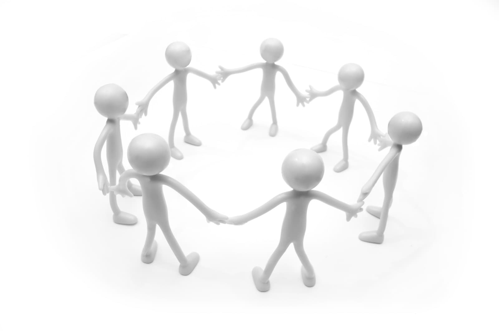 Cercle de figurines se tenant la main, symbole de la cohésion sociale et de la solidarité communautaire